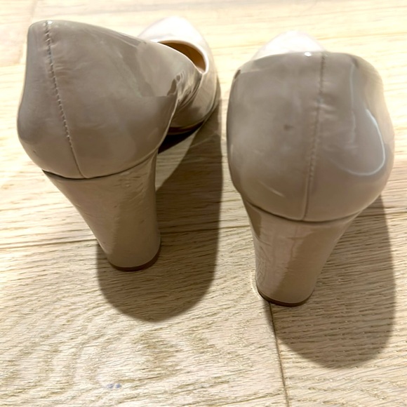 Cream color patent leather pumps with block heels - Picture 2 of 5